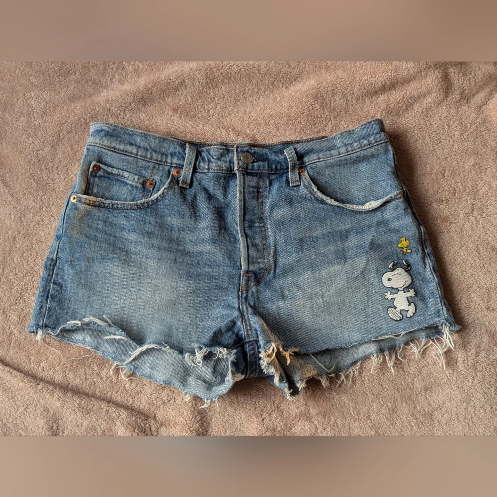 Levi's Peanuts Snoopy 501 Denim Cutoff Shorts - Picture 1 of 4
